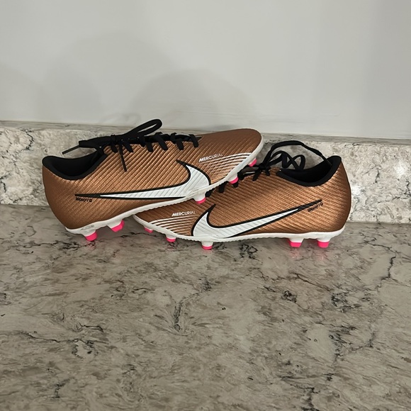 Size 6.5 Nike Soccer cleats - Picture 6 of 15